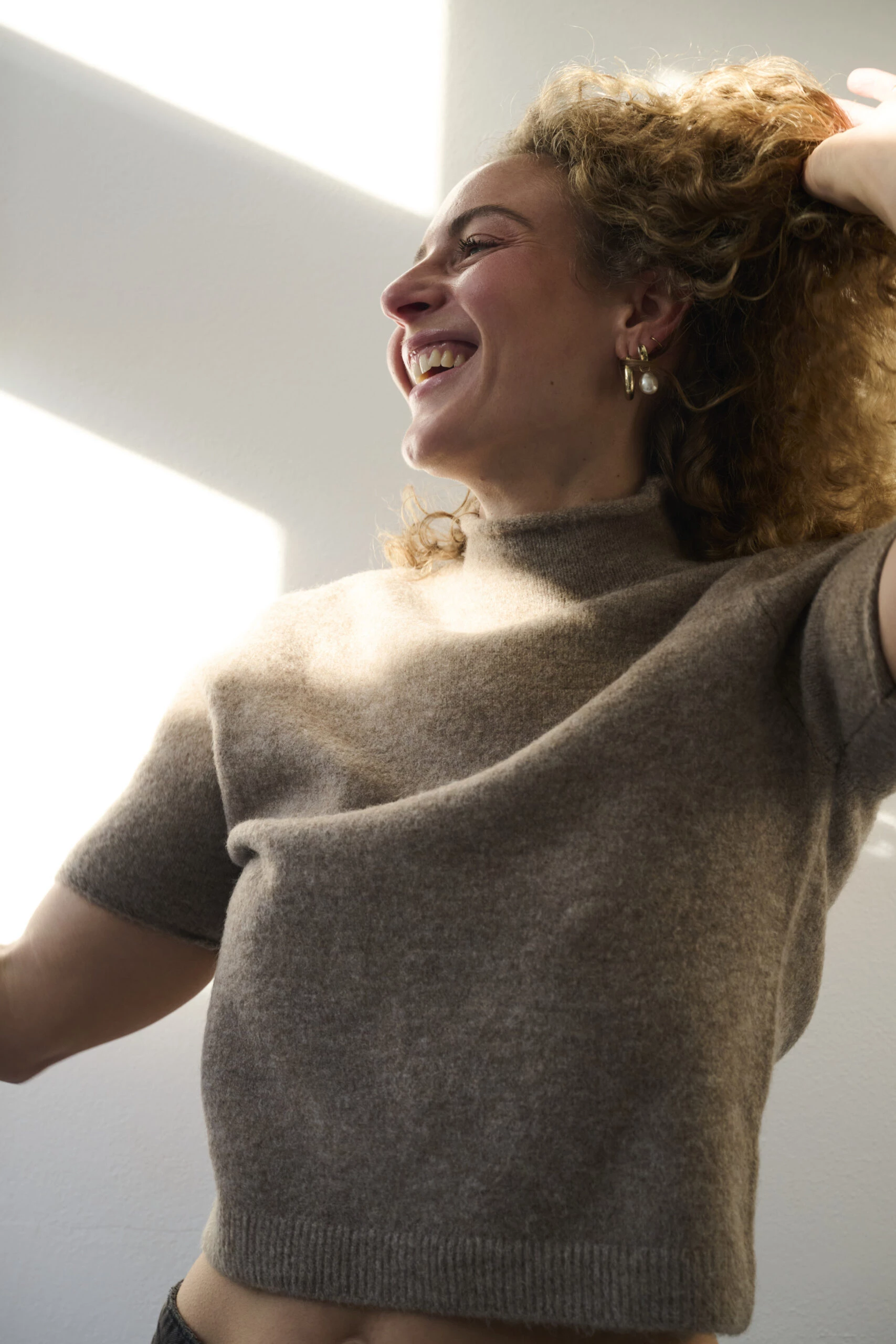 Leonie Voglmaier lacht im Sonnenlicht.